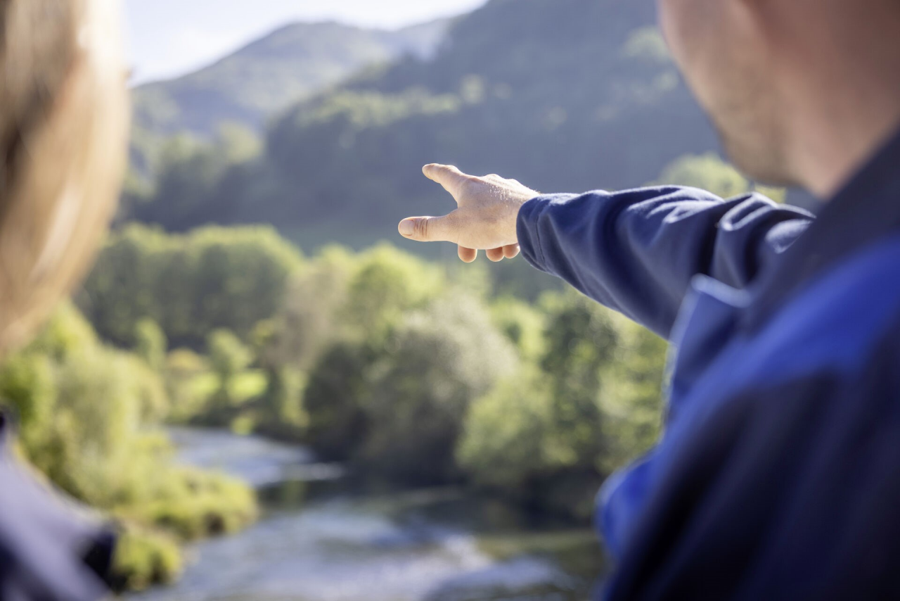 Uomo che indica il bosco